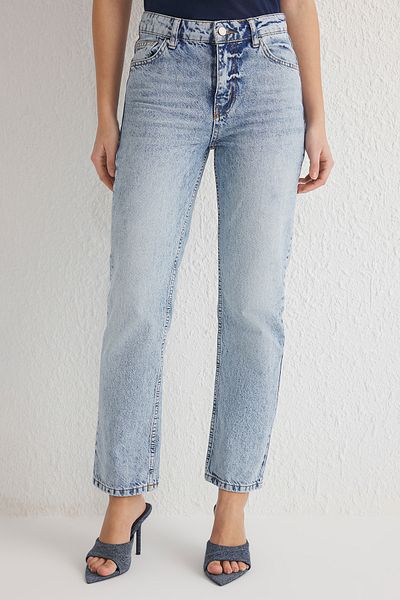 Trendyol Collection Hellblaue gerade Jeans mit normaler Taille TWOSS25JE00074