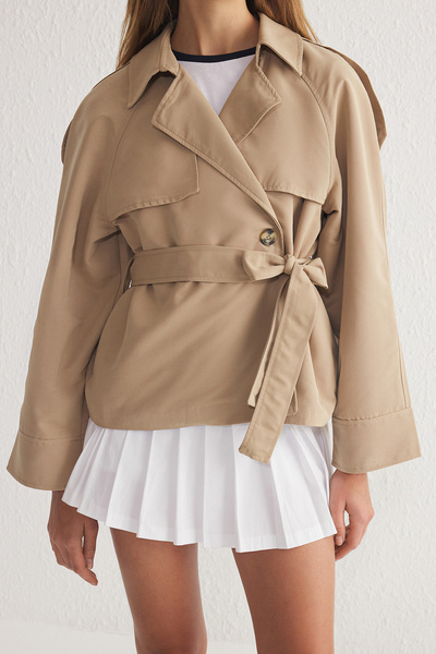 Trendyol Collection Beżowy oversize'owy, szeroki trencz z paskiem TWOAW24TR00011