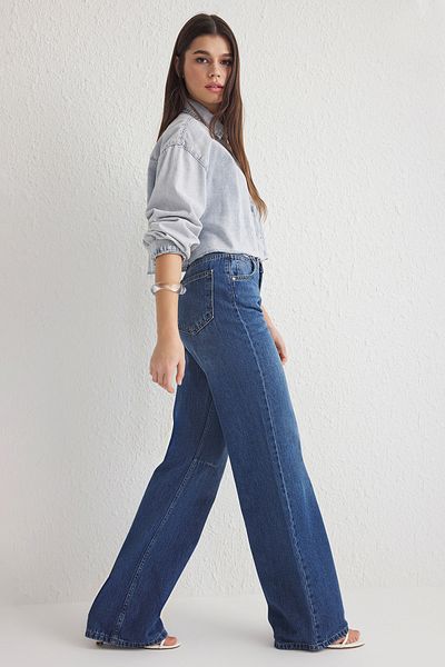 Trendyol Collection Blaue, genähte, detaillierte Jeans mit normaler Taille und weitem Bein TWOSS25JE00070