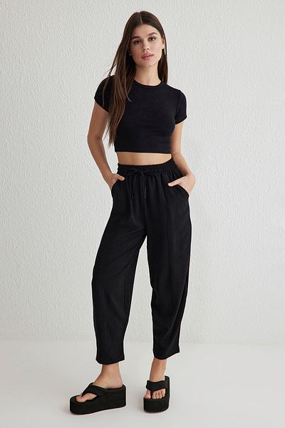 Trendyol Collection Schwarze Harem/Shalwar-Hose mit bequemer Passform und elastischem Bund TWOSS25PL00027