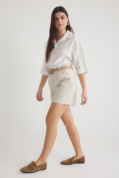 Trendyol Collection Beigefarbene, knielange City-Shorts in Leinenoptik mit Gürtel und Bermuda TWOSS25SR00035