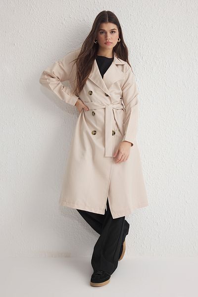 Trendyol Collection Beiger, langer, wasserabweisender Trenchcoat mit Gürtel TWOAW24TR00003