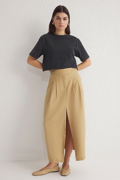 Trendyol Collection Khakifarbener, plissierter, plissierter Maxirock mit Schlitz vorne und Gürtel in der Taille TWOSS25ET00085