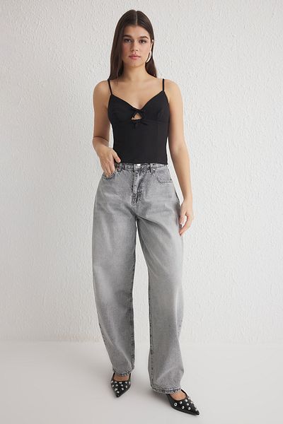 Trendyol Collection Schwarze gewebte Bluse mit V-Ausschnitt und Hosenträgern TWOSS25BZ00106