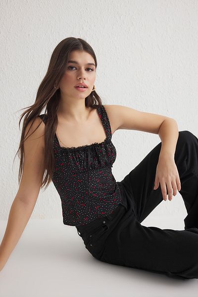 Trendyol Collection Schwarze Crop-Webbluse mit Kirschmuster und Kordelzug vorne TWOSS25BZ00052