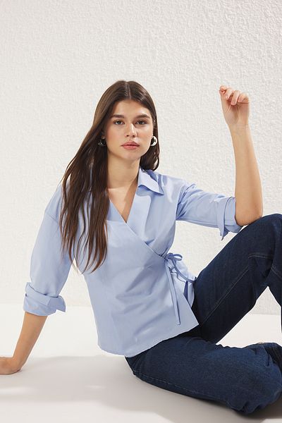 Trendyol Collection Blaues, zweireihiges, gewebtes Hemd mit Bindedetail und regulärer Passform TWOSS25GO00029