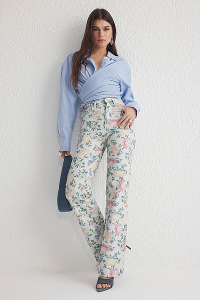 Trendyol Collection Mehrfarbige Jeans mit Blumendruck und hoher Taille und weitem Bein TWOSS25JE00167