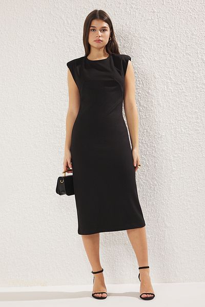 Trendyol Collection Schwarzes Midi-Strickkleid mit dehnbarer Polsterung – körperbetont, TWOSS25EL00113