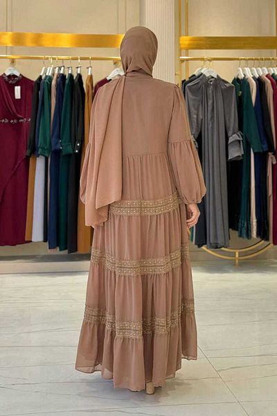 Bym Fashion Φόρεμα σιφόν μοντέλο Mink 3923 - Λεπτομέρεια με δαντέλα