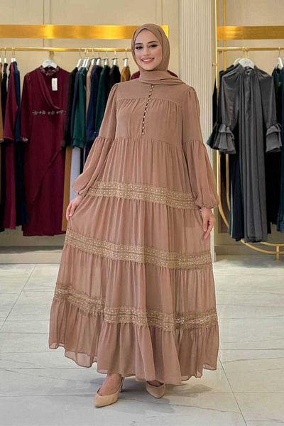 Bym Fashion Φόρεμα σιφόν μοντέλο Mink 3923 - Λεπτομέρεια με δαντέλα