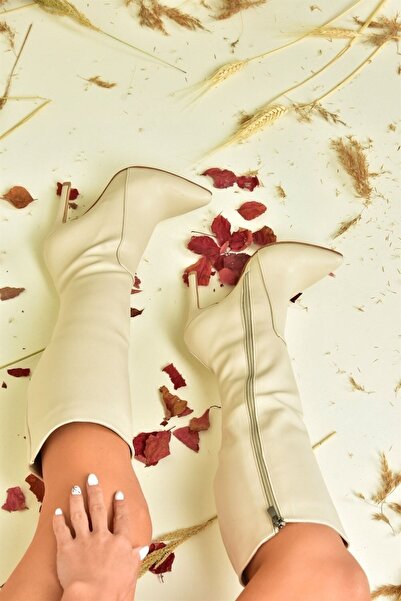 Fox Shoes Béžové tenké dámské boty se špičatou špičkou na podpatku N372530109