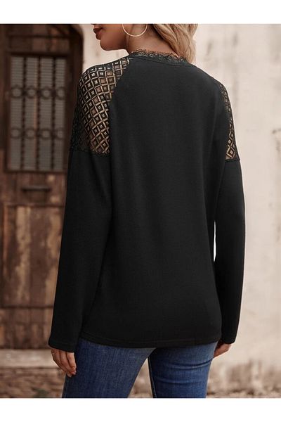 Kokosh moda Γυναικεία μπλούζα βισκόζης με μακρυμάνικη λαιμόκοψη με λεπτομέρεια δαντέλας