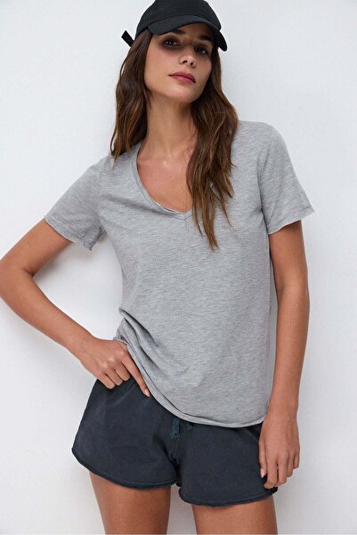 No Matter What T-Shirt mit detailliertem Halsausschnitt