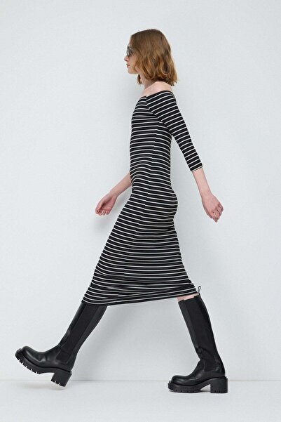 No Matter What Gestreiftes, figurbetontes Kleid aus Stretchmaterial