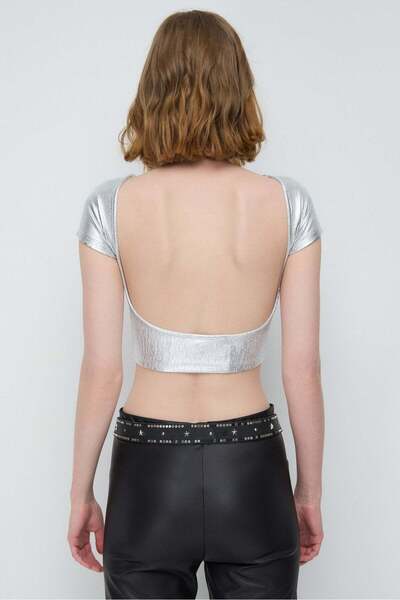 No Matter What Glänzendes, rückenfreies Basic-Top aus türkischem Stoff