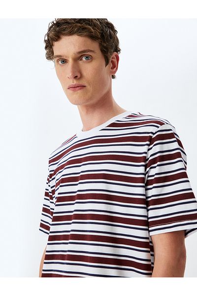 Koton Gestreiftes T-Shirt aus Baumwolle mit Rundhalsausschnitt und normaler Passform