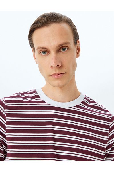 Koton Kurzärmliges, gestreiftes T-Shirt aus Baumwolle mit normaler Passform und Rundhalsausschnitt