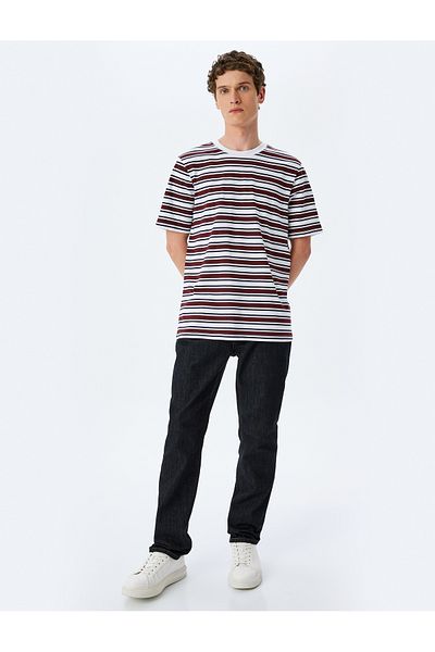 Koton Gestreiftes T-Shirt aus Baumwolle mit Rundhalsausschnitt und normaler Passform