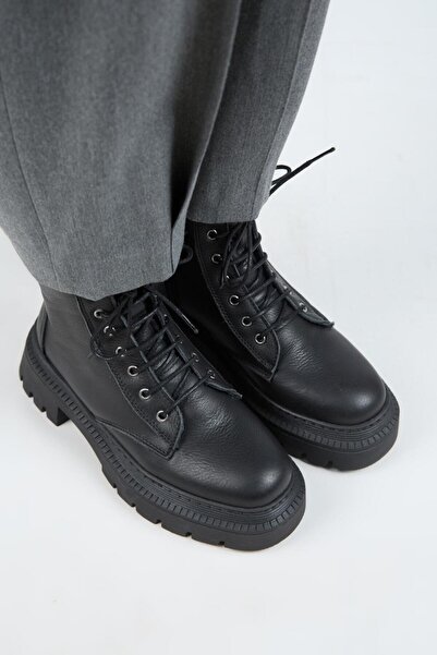 Manijero (Avjin) Kadın Hakiki Deri Bağcıklı Burnu Köşeli Siyah Bot