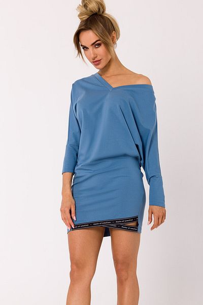 Made of Emotion O rochie sexy de mărime mare, cu decolteu în V adânc și linii de logo pe jos.