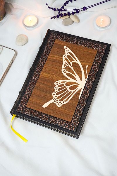 markcat Model fluture din piele termică + caiet cu dungi din lemn - cadou (17x24 cm, 320 pagini)