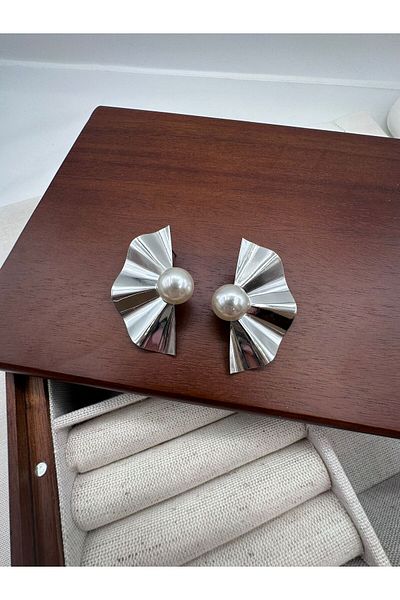 Jerie Wavy Fan Plate Pearl Detailed Earrings