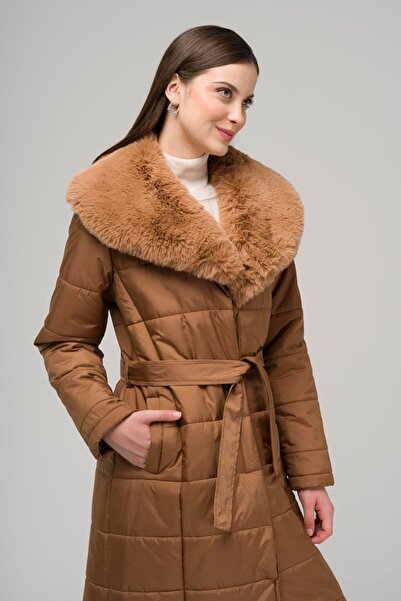Olcay Közepes hosszúságú steppelt kabát kivehető gallérral és szőrmével KAMEL 6506