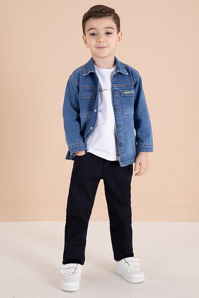 Cansın Mini Set de 3 piese cu cămașă de jeans albastru închis, tricou cu imprimeu text și pantaloni pentru băiat