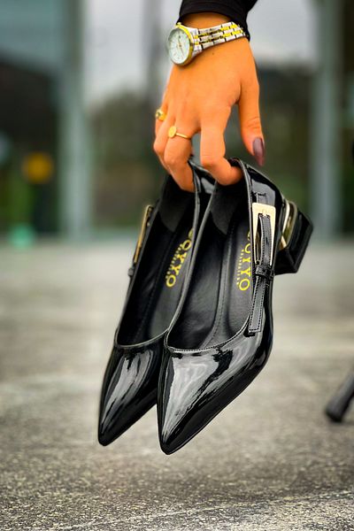 Buem Pantofi casual de damă din piele lacuită strălucitoare cu cataramă și toc