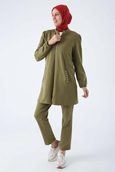 ALLDAY Khaki pamut öltöny zsebekkel és fűzőlyukkal a hátán, magas gallérral, cipzáras kardigánnal és nadrággal