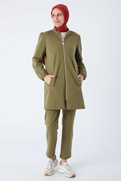 ALLDAY Khaki pamut öltöny zsebekkel és fűzőlyukkal a hátán, magas gallérral, cipzáras kardigánnal és nadrággal