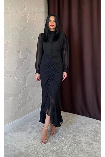 Afiş Butik Rochie neagră din șifon cu decolteu cu fante