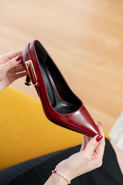 DİVOLYA Pantofi cu toc cu vârf ascuțit din piele lacuită Burgundy Bentlev cu cataramă laterală (8 cm).