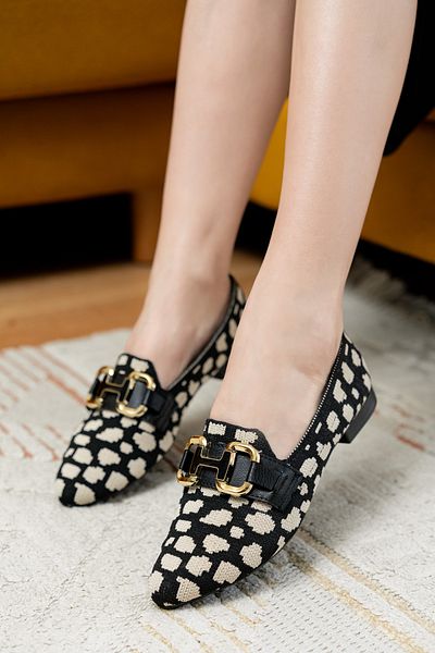 DİVOLYA Bonna Black and Beige Buckle Detailed (1 cm Heel) Pointed Toe Ballerinas