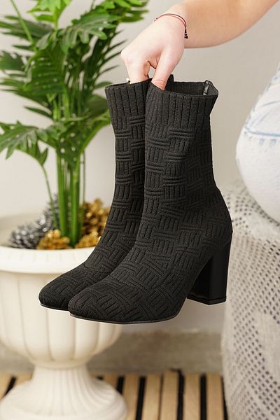 İmerShoes Μαύρα πλεκτά γυναικεία μποτάκια - ψηλό χοντρό τακούνι, εύκαμπτη μυτερή μύτη και οδοντωτή σόλα 168
