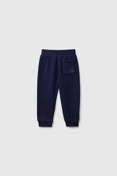 United Colors of Benetton Pantaloni de trening pentru băieți, albastru bleumarin, cu buzunar la spate, cu logo brodat cu talie elastică