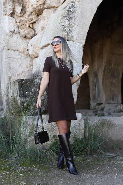 bytugcekaya Πλεκτό φόρεμα με κοντό μανίκι με λεπτομέρεια σε καφέ γιακά