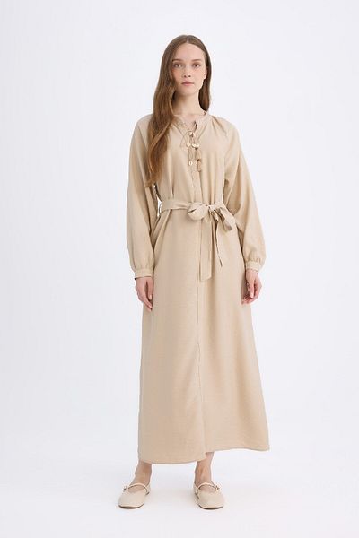 DeFacto Relax Fit Maxikleid mit Stehkragen, langen Ärmeln und Gürtel D7322AX25SP