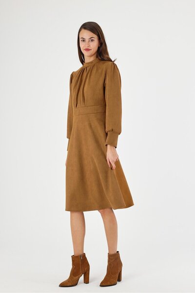 Genel Markalar Kadın Süet Hakim Yaka Pile Detaylı Büzgülü Uzun Kol midi Boy Kloş Kışlık Elbise 4412/110