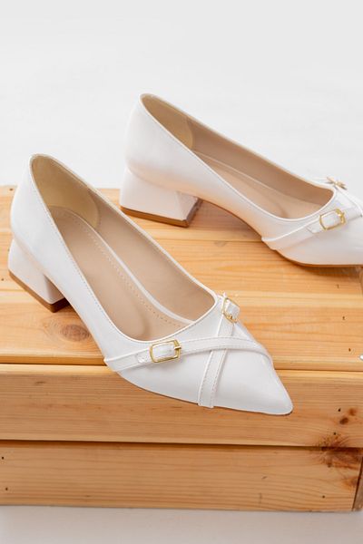DURUNUN BUTİĞİ Pantofi cu toc Delgedo din piele lacuita albă cu bretele încrucișate (4 cm).