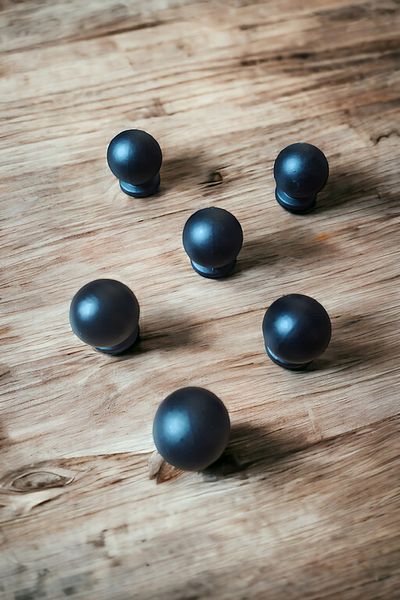 Dizaynhouse Mâner model Black Marbles de 25 mm, dulap metalic cu model de linie și mâner pentru sertar