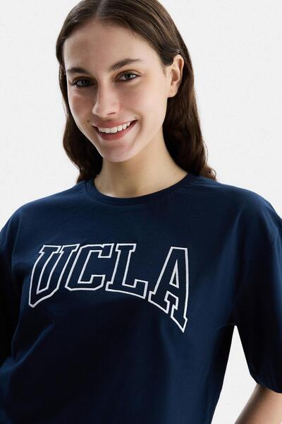 UCLA تي شيرت نسائي مطرز برقبة دائرية باللون الأزرق الداكن من Helena