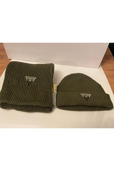 Guess Men's Scarf Beret Set