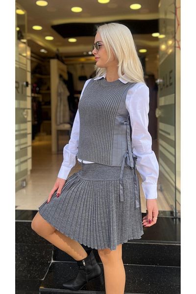 Unique Fabric Garnished Knitwear Vest