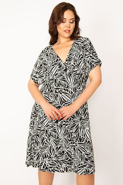 Şans Großes schwarzes Damenkleid mit Wickelkragen und niedrigen Ärmeln 65n33463