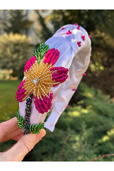 ByMerve فستان سهرة موديل الكركديه من الساتان الأبيض - تصميم تاج نسائي مصنوع يدويًا