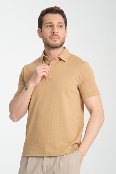 Frappoli Ανδρικό μπλουζάκι Luceroo σε σκούρο μπεζ 100% βαμβακερό ύφασμα που δεν συρόμενο με λεπτή εφαρμογή με λαιμόκοψη πόλο