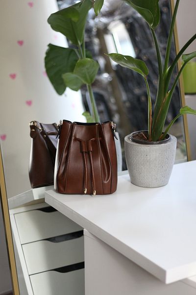 Moom Bag Geantă de umăr de mână cu curea detaliată cu șnur cu margine bronzată