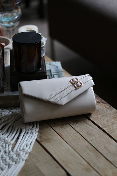 Moom Bag Γυναικεία κρεμ λουστρίνι βραδινό φόρεμα τσάντα με διπλή ζώνη