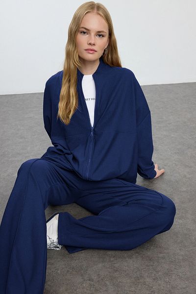 Trendyol Modest Marineblaues, strukturiertes Oversize-Trainingsanzug-Set TCTAW25EN00004